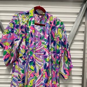 Lilly Pulitzer silk short robe with belt. XS